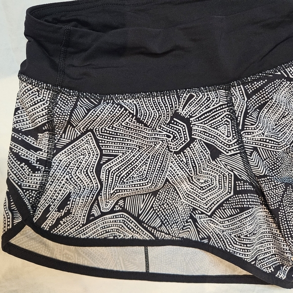Lululemon Speed Up Low-rise 2.5" Lined Short Dottie Tribe White Black size 8 - Picture 3 of 8